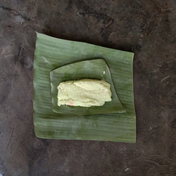 Siapkan daun pisang, Letakkan adonan 1 pada daun pisang, tata hingga berbentuk kotak.