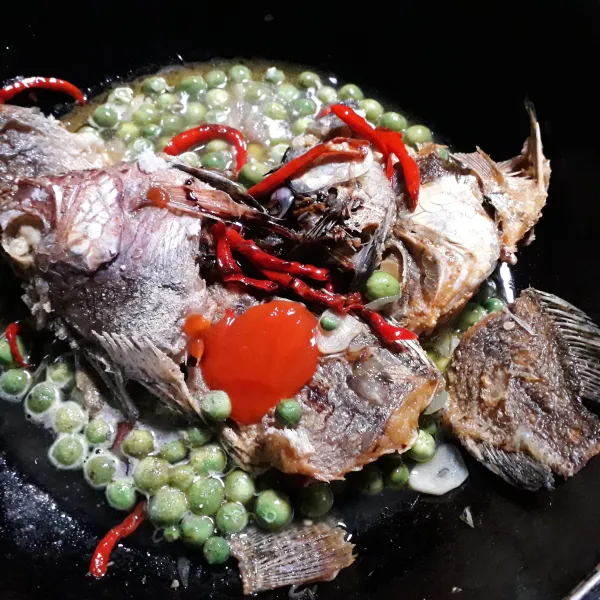 Bumbui kecap manis, saus tomat, lalu tambah sedikit air. Masukkan garam, gula pasir, dan kaldu bubuk secukupnya.