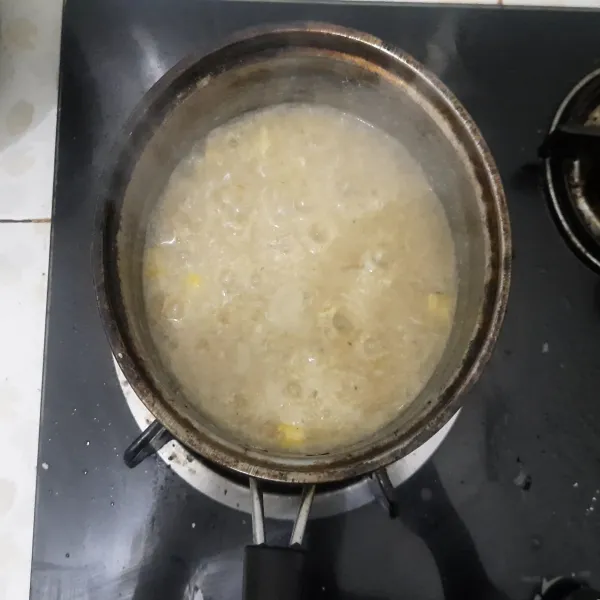 Jika dirasa sudah pas masukan kocokan telur berlahan-laham sambil diaduk, kemudian masukan larutan maizena untuk mengentalkan sup, setelah selesai sajikan sup selagi masih hangat
