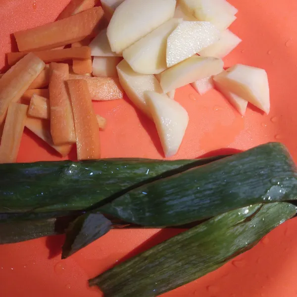 cuci bersih sayur an nya dan rebus sampai matang dan tahu katsu siap di plating dan siap di sajikan.