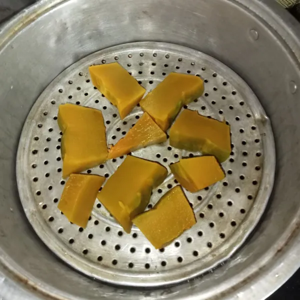 Kupas labu kuning dan kukus hingga matang.