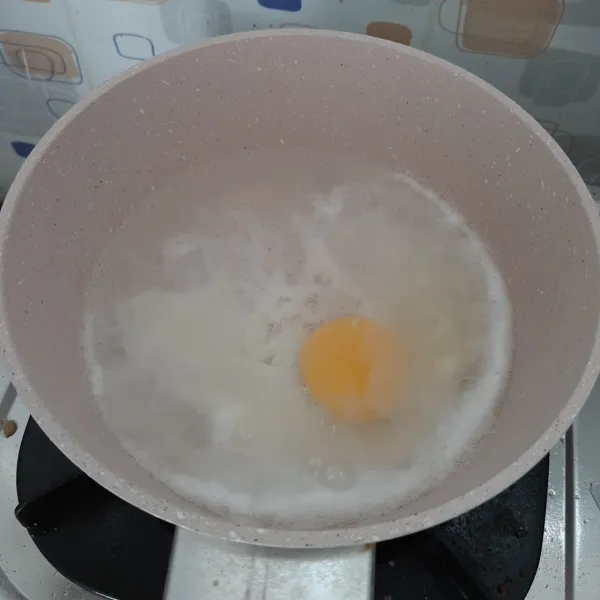 Didihkan air lalu ceplok telur.