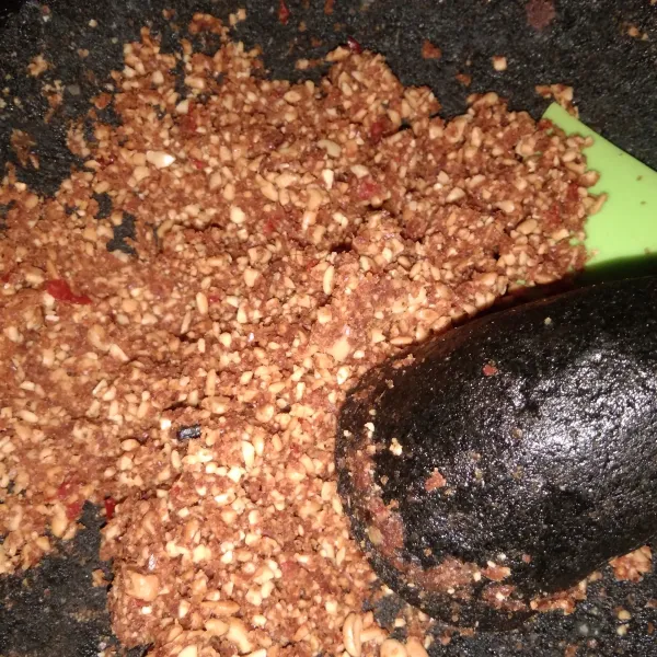 Masukkan kacang yang sudah ditumbuk kasar, boleh diuleg lagi jika suka tekstur halus.