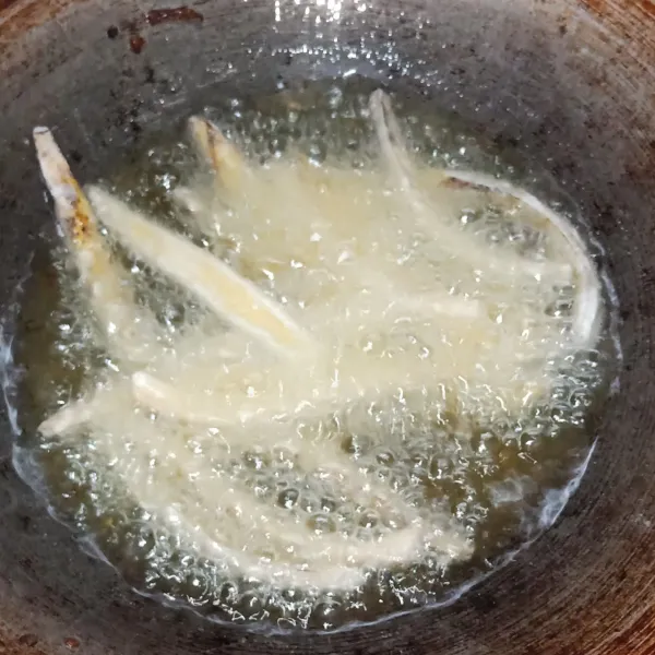 Panaskan minyak goreng kemudian goreng kulit pisang hingga kering dan kecoklatan tiriskan menggunakan tisu dapur dan sajikan.