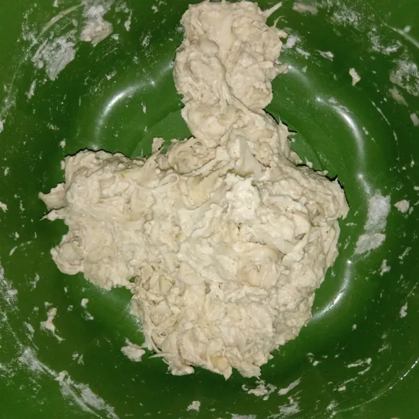 Tambahkan terigu dan maizena, aduk lagi sambil diulen sampai tercampur rata.