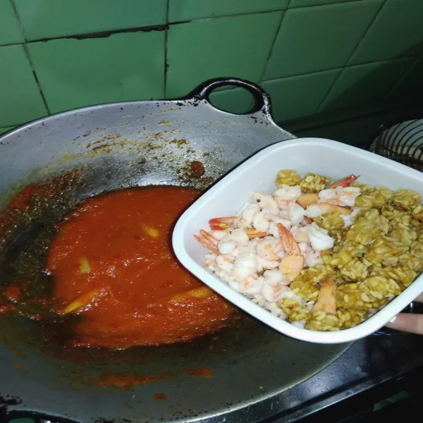 Tumis bumbu halus+ daun salam + daun jeruk masak sampai matang campurkan dengan merica, gula, garam, koreksi rasa