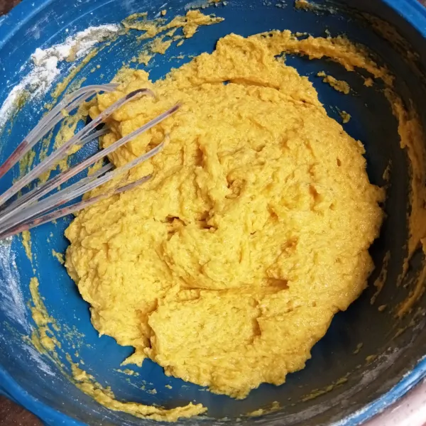 Masukkan campuran labu kuning kedalam campuran tepung, aduk perlahan asal tercampur rata saja.