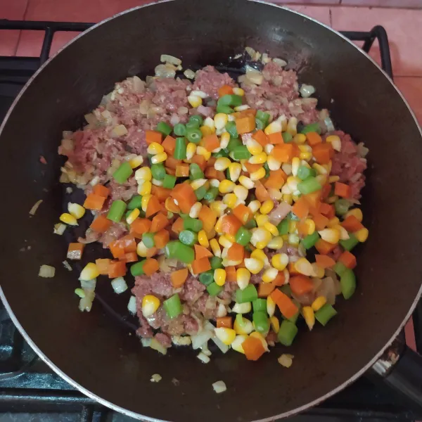 Masukkan mix vegetable yang sudah direbus setengah matang.