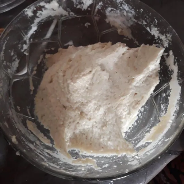 Campur tepung terigu, tepung tapioka, jamur yang telah diblender dan air panas sedikit demi sedikit, aduk hingga rata.