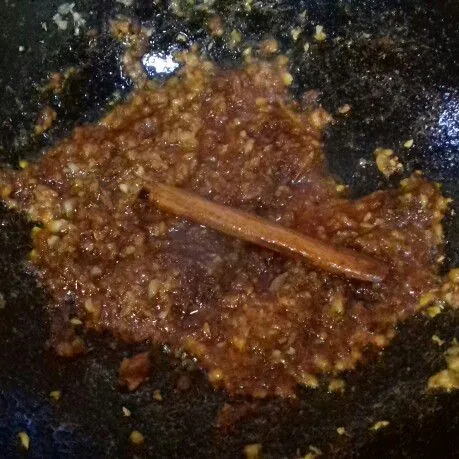 Masukkan bumbu halus. Aduk rata. Masak hingga wangi. Masukkan kecap, kayu manis, cengkeh, gula, garam dan kaldu bubuk.