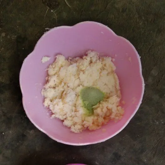 Pada bagian mangkuk petama tambahkan 1 sdm agar-agar warna hijau, 1/4 sdt garam, 1/4 sdt vanilla bubuk, 1 sdm gula. Lalu aduk hingga tercampur rata.