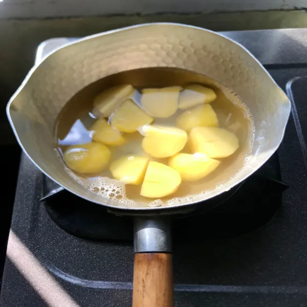 Potong dan cuci bersih kentang lalu rebus hingga matang dengan air secukupnya.