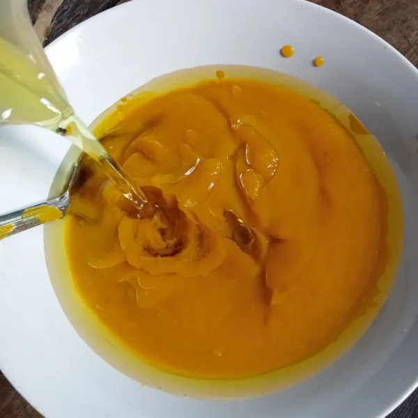 Campur labu kuning, minyak sayur dan air jeruk nipis, aduk rata.