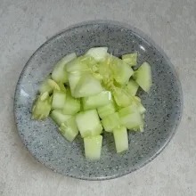 Kupas dan potong-potong-potong timun.