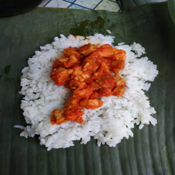 Siapkan daun pisang, kira2 20-25 cm. Ambil 2 sendok nasi beri isian tutup lagi dengan nasi.