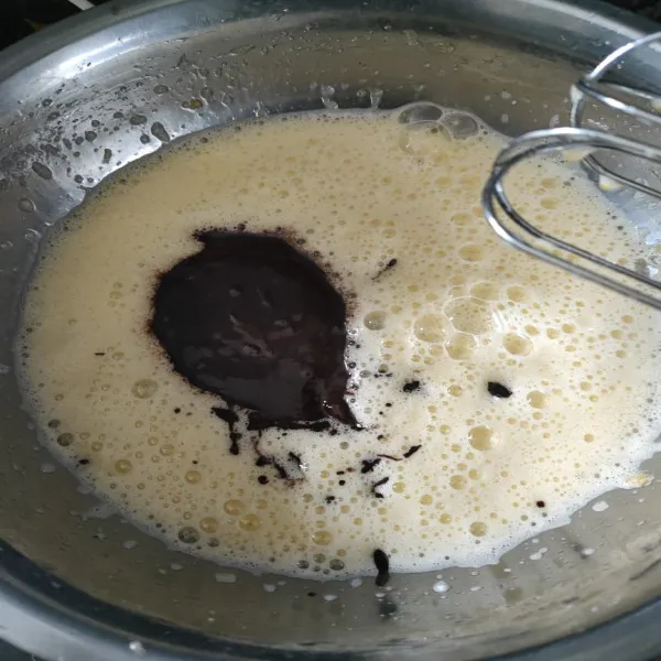 Mixer telur dan gula halus hingga mengembang, lalu masukkan coklat lelehan tadi dan mixer kembali hingga merata