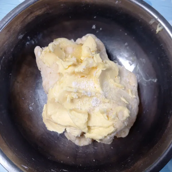 Tambahkan margarin dan garam, ulen kembali sampai kalis.