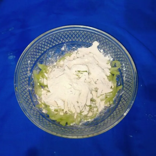 Siapkan wadah kosong lainnya, masukkan kulit semangka yang sudah diiris, taburi dengan tepung di atasnya