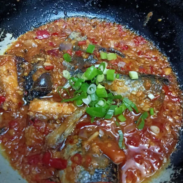 Masukan daun bawang, aduk rata. Koreksi rasa angkat sajikan.