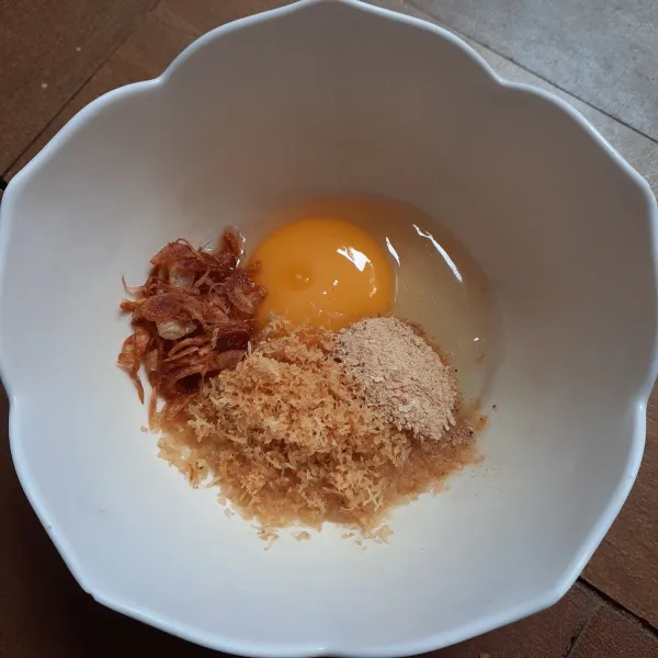 Membuat kerak telor per porsi (1 porsi): campur dalam mangkuk 1 butir telur ayam, 1 sdm bawang goreng, 1 sdt udang rebon bubuk, 2 sdm serundeng ampas kelapa. Aduk rata. Sisihkan.