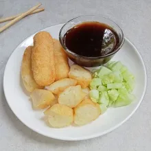Sajikan pempek dengan kuah cuko dan timun.