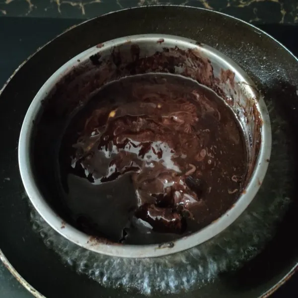 Panaskan air di panci, beri wadah diatas air lalu letakkan dark chocolate, margarin dan minyak panaskan sampai meleleh.
