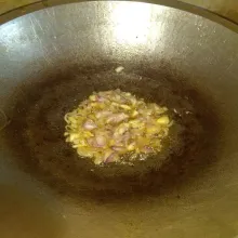 Panaskan sedikit minyak, tumis bawang merah dan bawang putih sampai harum.
