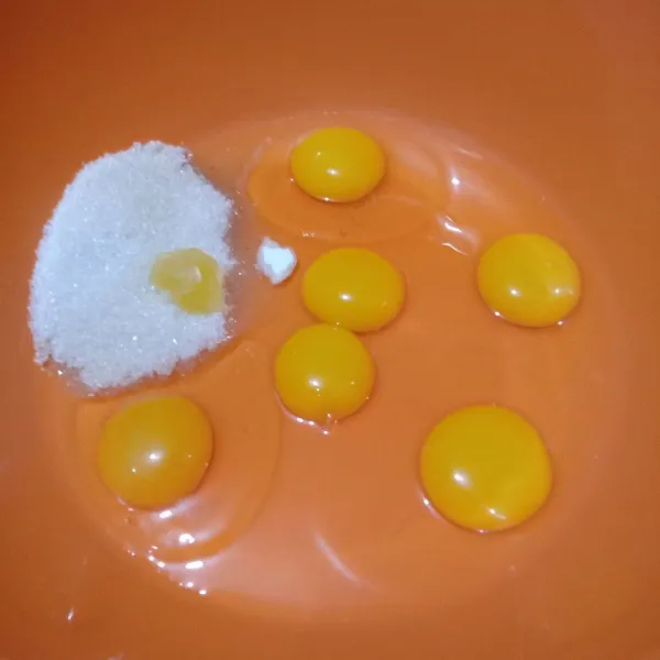 Siapkan wadah. Masukkan telur, gula, SP/ emulsifier dan vanili bubuk.