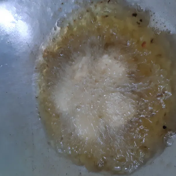 Panaskan minyak goreng, masukkan adonan cukup menggunakan sendok ,, goreng hingga ringan dan berwarna coklat ,, angkat dan tiriskan