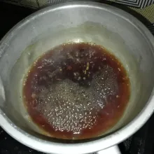 Masukkan air, bumbu halus, gula merah, garam dan kaldu jamur. Masak hingga mendidih dan gula larut. Matikan kompor.