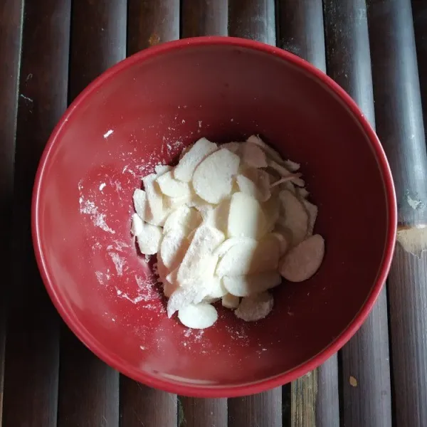 Baluri bawang putih rajang dengan tepung maizena hingga rata.