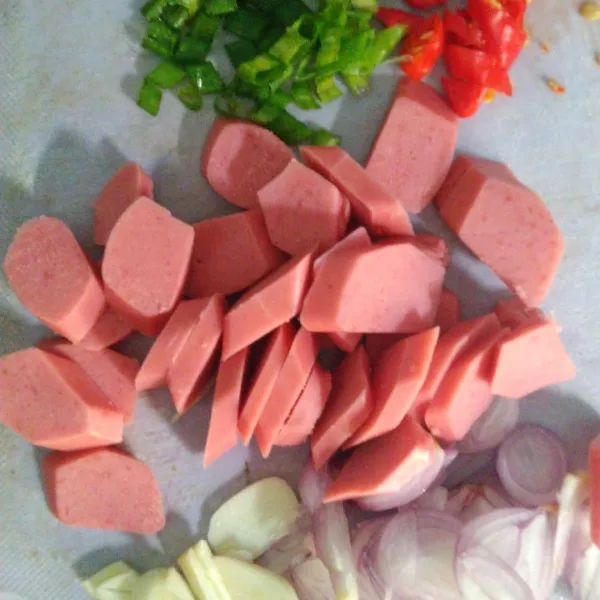 Iris sosis, bawang merah, bawang putih, cabe rawit, dan daun bawang.