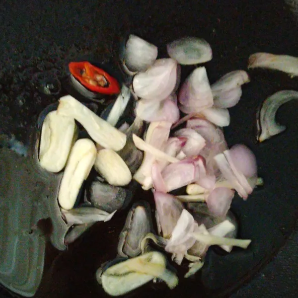 Rebus mie, tambahkan minyak goreng. Tumis hingga harum bawang merah dan bawang putih yang sudah diiris tipis.
