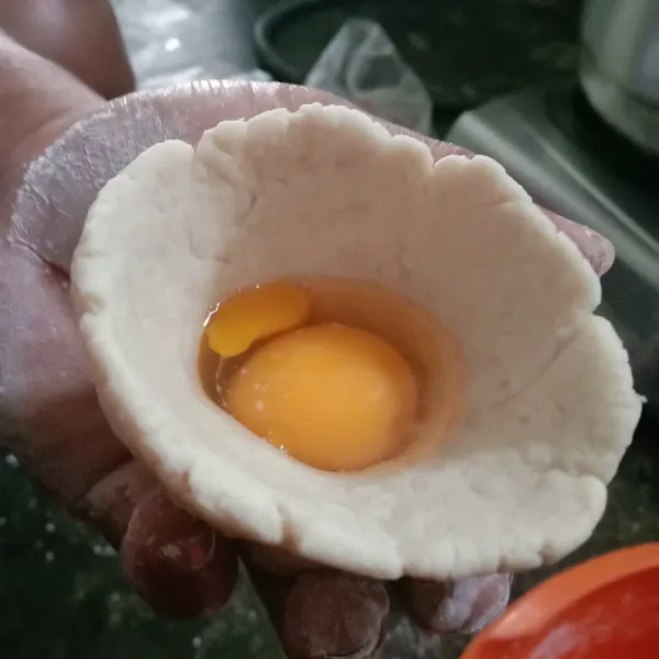 Ambil adonan, bulatkan, isi bagian tengah dengan telur utuh. Tutup dan rapatkan dengan cara ditekan bagian pinggirnya. Untuk pempek adaan, dibentuk bulat lonjong.