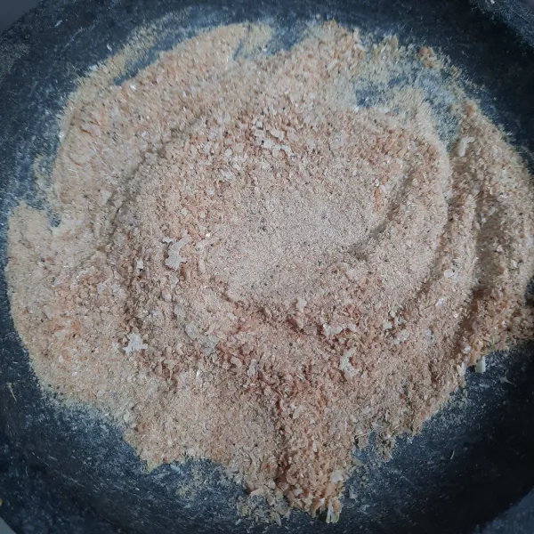 Membuat udang rebon bubuk: sangrai udang rebon hingga kering (tanpa minyak) dengan api kecil lalu ulek/blender hingga halus. Sisihkan.