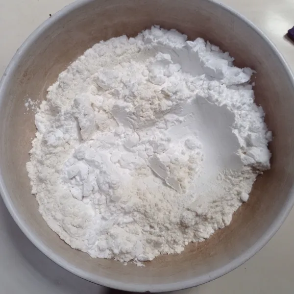 Campur tepung terigu, tepung tapioka dan garam ke dalam wadah, aduk rata