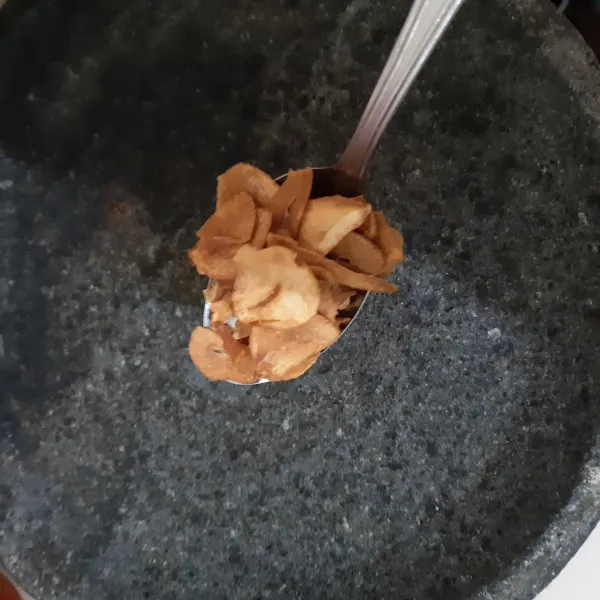 Haluskan bawang putih