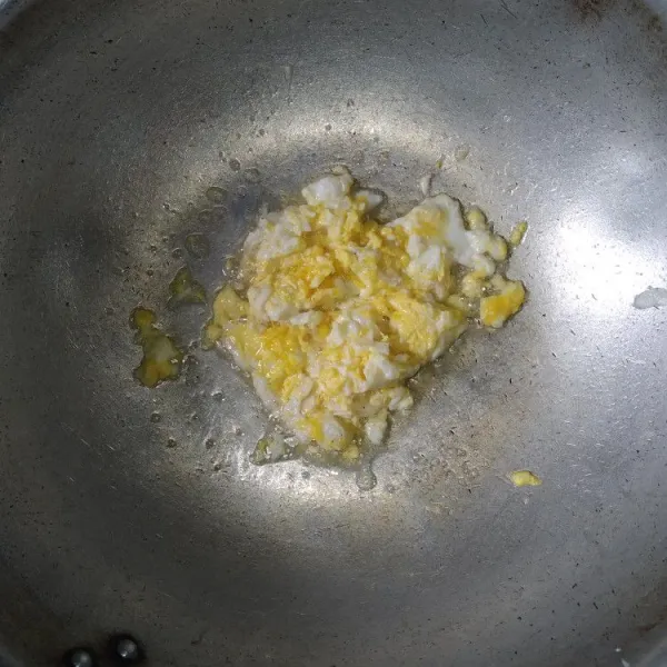 Panaskan sedikit minyak, orak-arik telur, sisihkan.