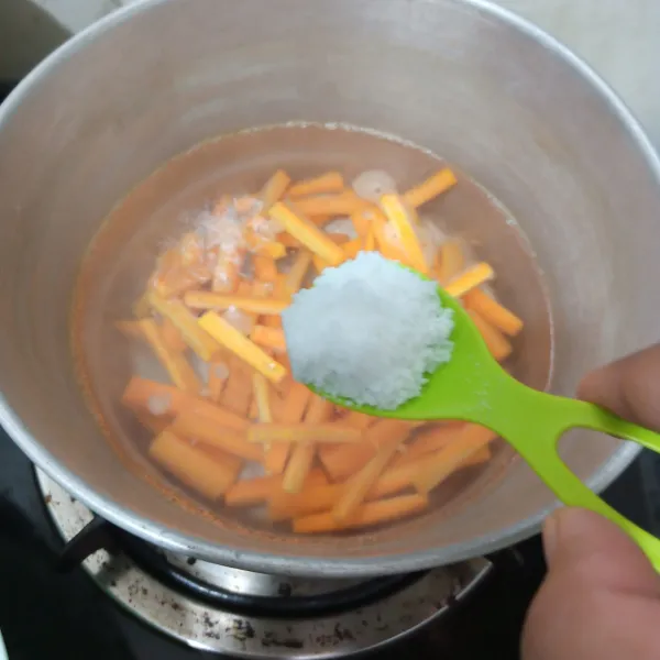 Rebus air hingga mendidih masukkan wortel kemudian tambahkan garam