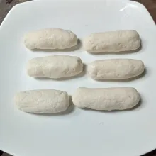 Oles tangan dengan minyak goreng agar tidak lengket, lalu ambil adonan secukupnya dan bentuk lonjong.