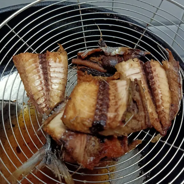 Goreng ikan cue lalu sisihkan.