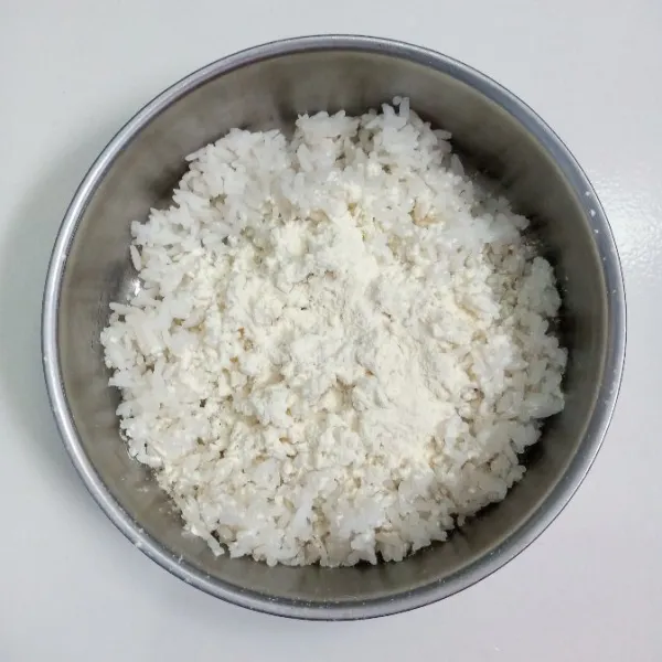 Campur nasi dan tepung bumbu. Aduk sampai tercampur rata.