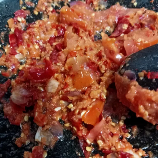 Haluskan bumbu.