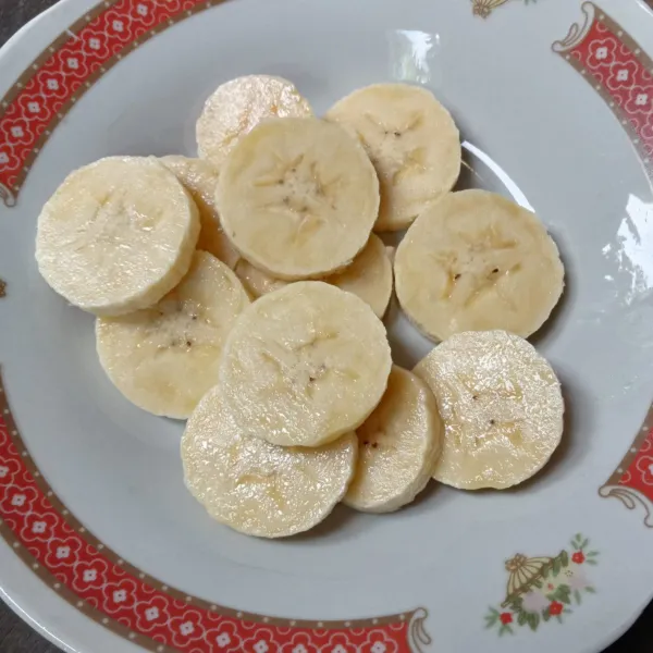 Kupas pisang dan potong-potong dengan ketebalan 0,5 cm.