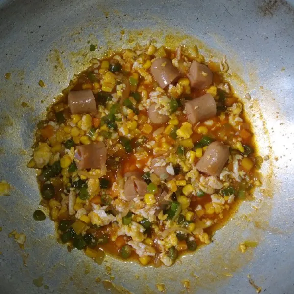 Kecilkan api, masak hingga kuah agak kental. Sajikan.