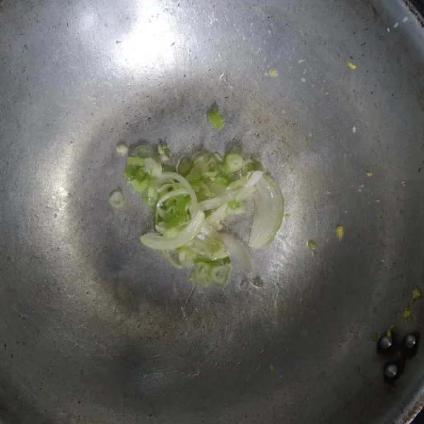 Tumis bawang putih, bombay dan daun bawang hingga harum.