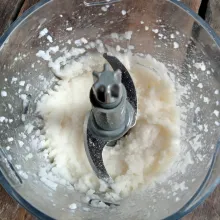 Haluskan nasi, air dan bawang putih menggunakan chopper.