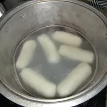 Didihkan air dipanci dan masukkan adonan yang sudah dibentuk. Masak hingga mengapung, angkat dan tiriskan.