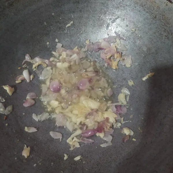 Bawang merah dan bawang putih diuleg kasar saja, dan jika suka pedas bisa ditambahkan cabe rawit.