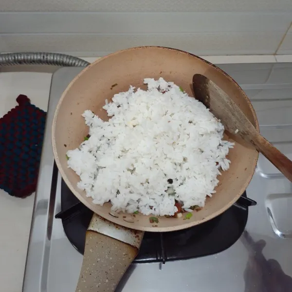 Setelah itu masukan nasi, aduk rata